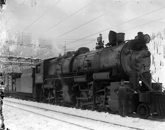 A train arrives at Cascade Tunnel Station