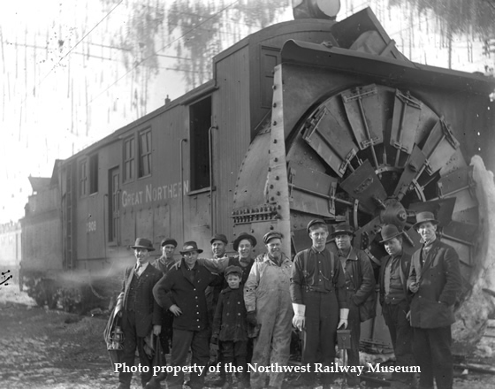 Locomotive and rotary crews pose with X-808